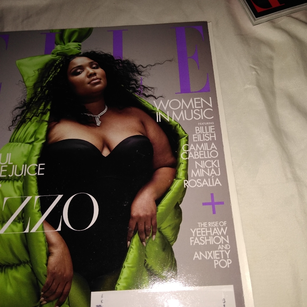 ELLE Magazine 190 Pages - Picture 5 of 7